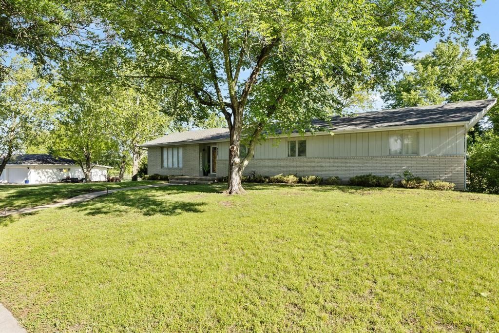 733 Fairway Lane — photo 2
