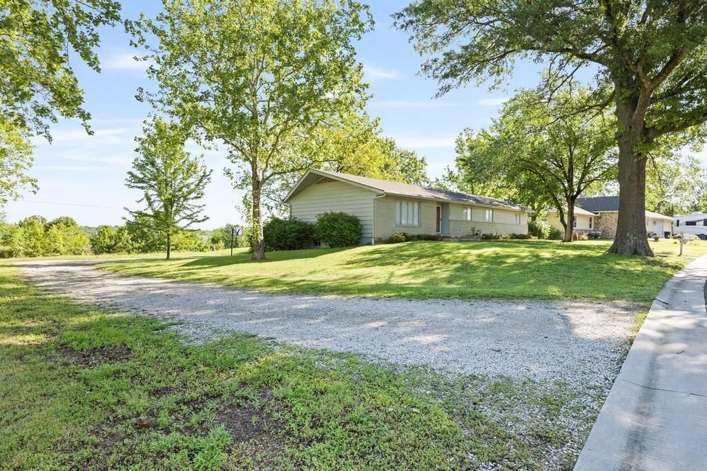 733 Fairway Lane — photo 3