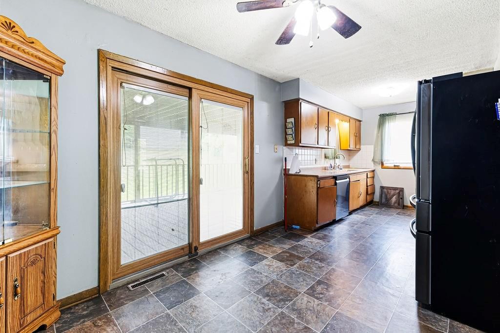 5905 Steven Drive — photo 10