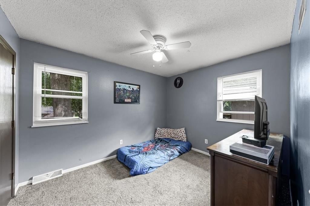 1613 Oak Street — photo 16