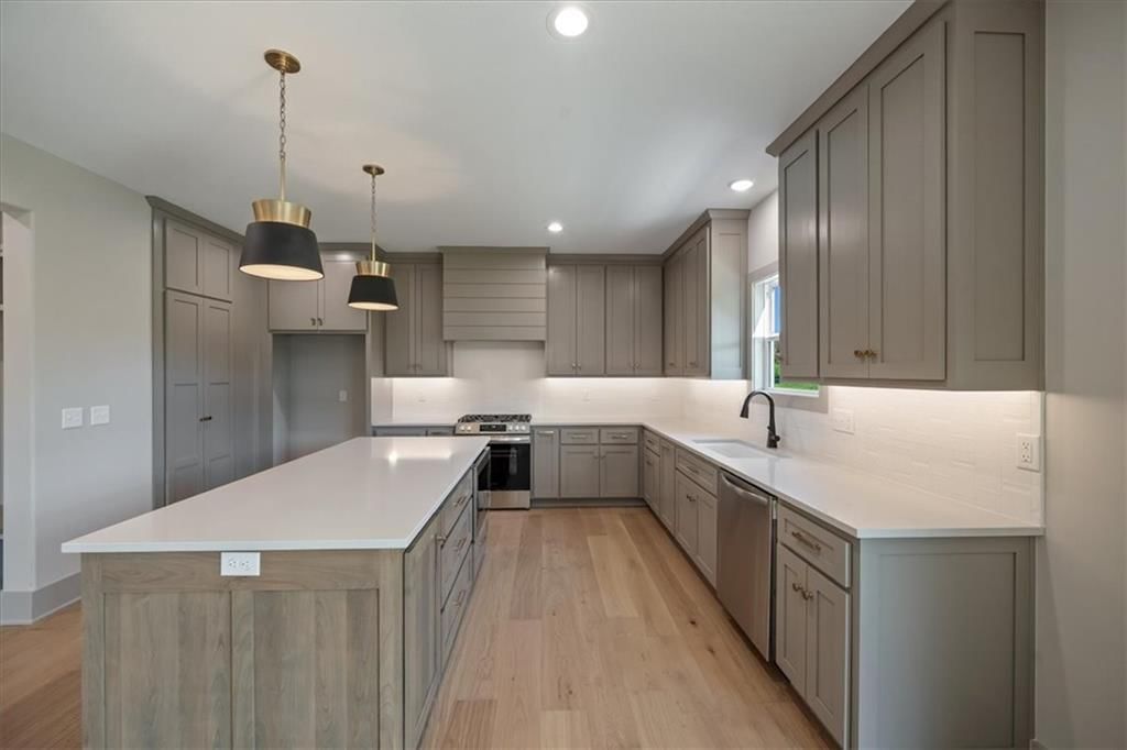 Photo 15 of 41 - 706 NE Lone Hill Drive, Lee's Summit, MO 64064