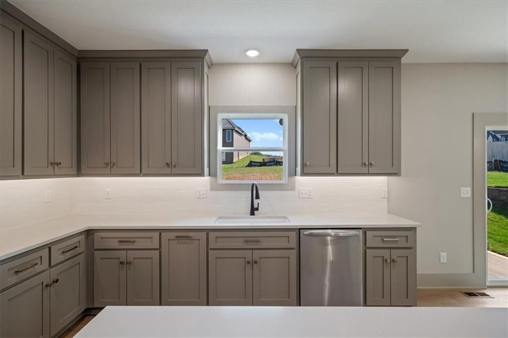 Photo 18 of 41, 706 NE Lone Hill Drive, Lee's Summit, MO 64064