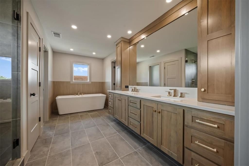 Photo 26 of 41 - 706 NE Lone Hill Drive, Lee's Summit, MO 64064