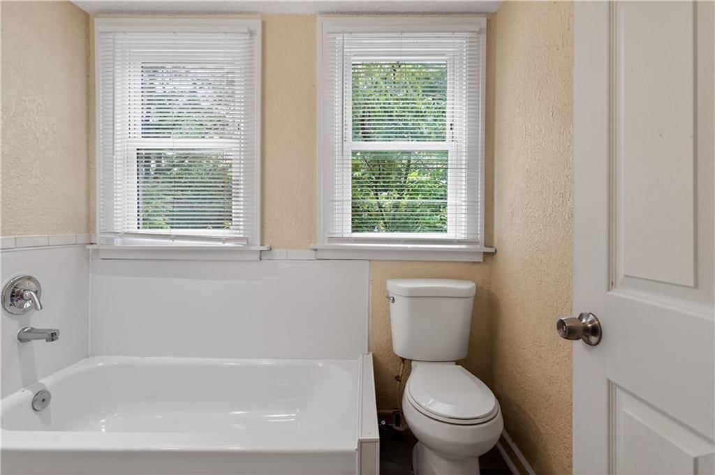 Photo 18 of 30 - 8309 E Gregory Boulevard, Kansas City, MO 64131