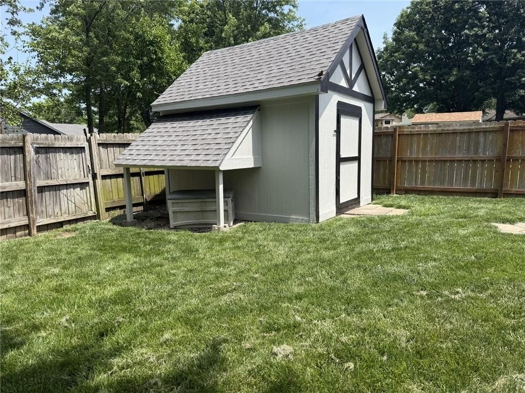 328 NE Greystone Drive — photo 2
