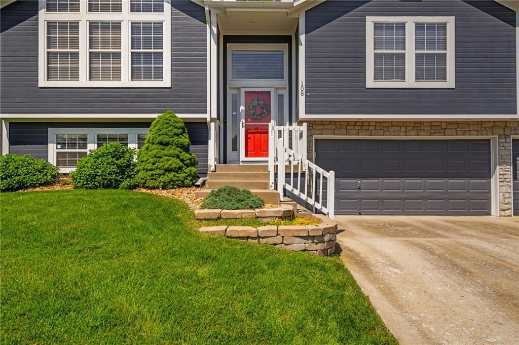 108 NE Topaz Drive — photo 3