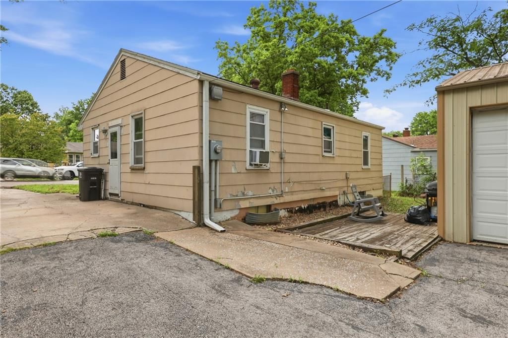 3207 S Vermont Avenue — photo 4