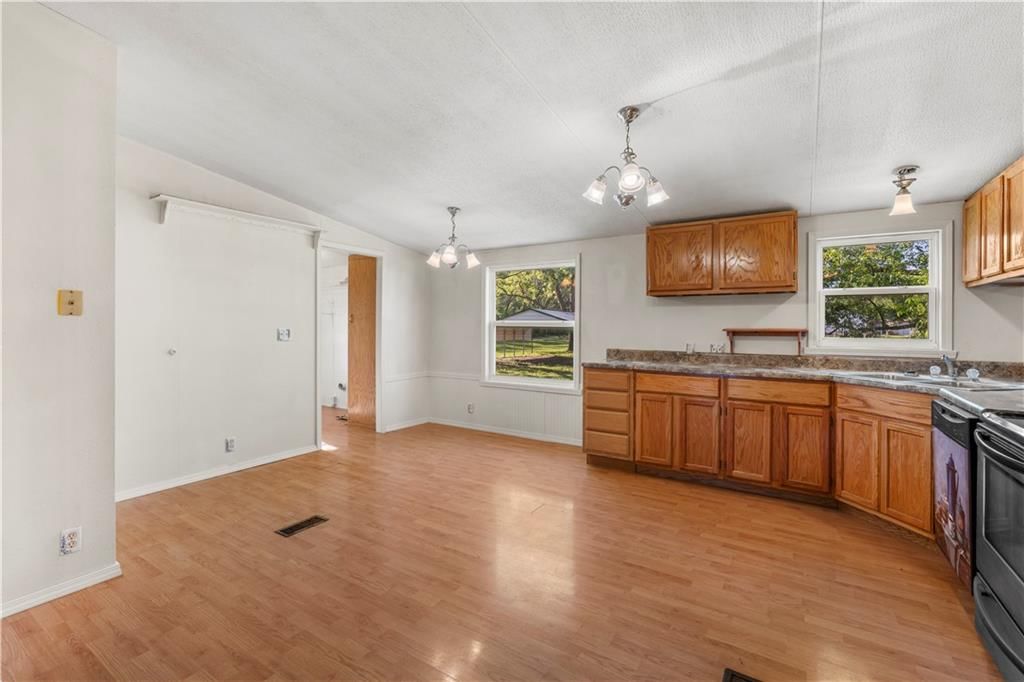 213 W Marvin Avenue — photo 17