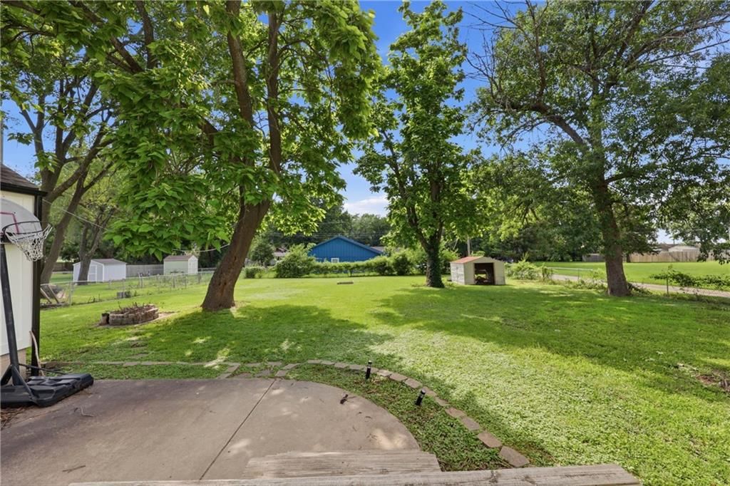 604 NE Douglas Street — photo 20