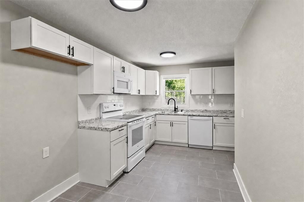 4211 E 67th Terrace — photo 7