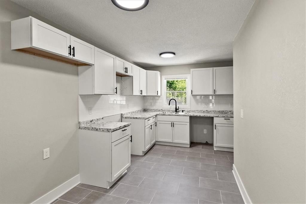 4211 E 67th Terrace — photo 8