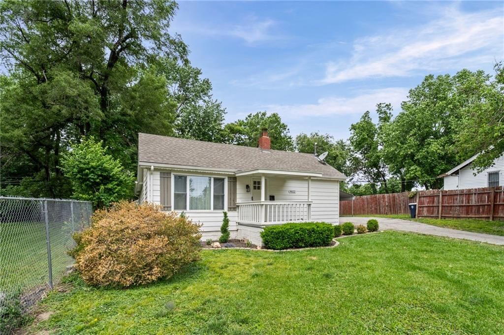 9022 Grand Avenue — photo 2
