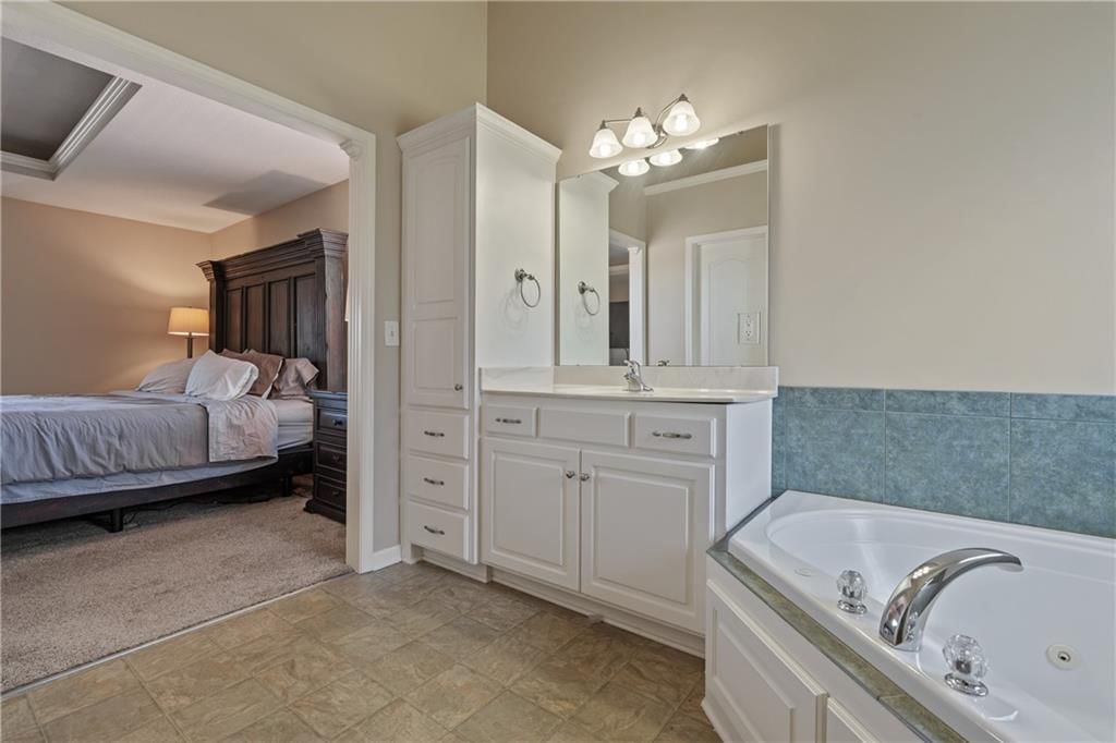 2208 NE Janessa Drive — photo 31