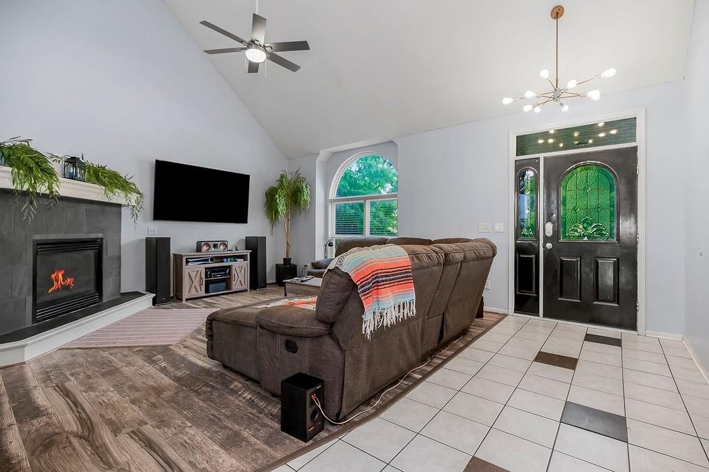 2224 Martha Lane — photo 4