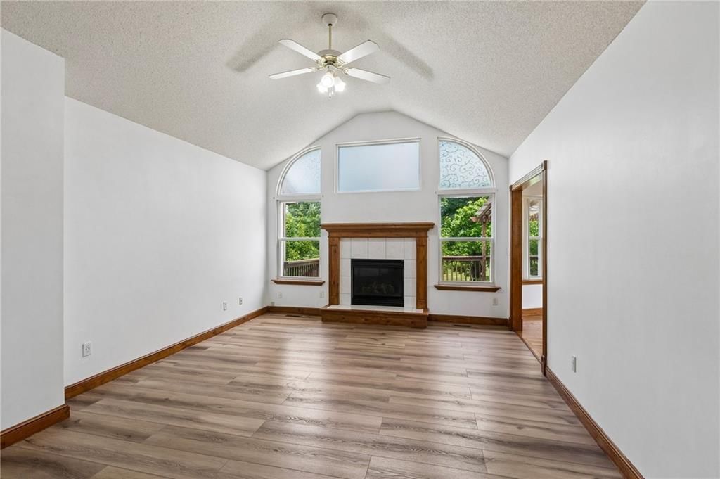 10947 N Wallace Avenue — photo 3