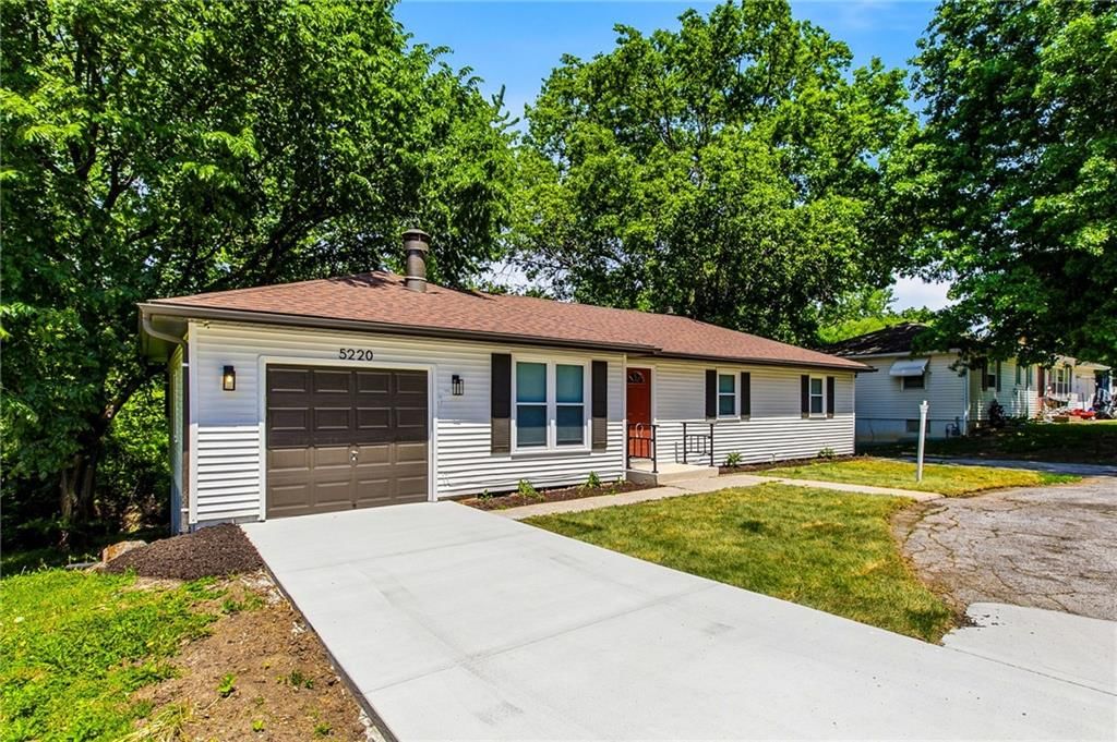 5220 Lakewood Street — photo 2
