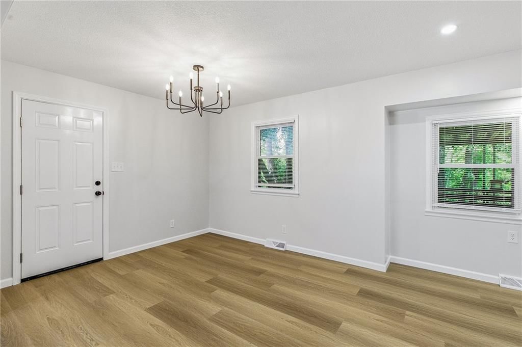 5220 Lakewood Street — photo 9