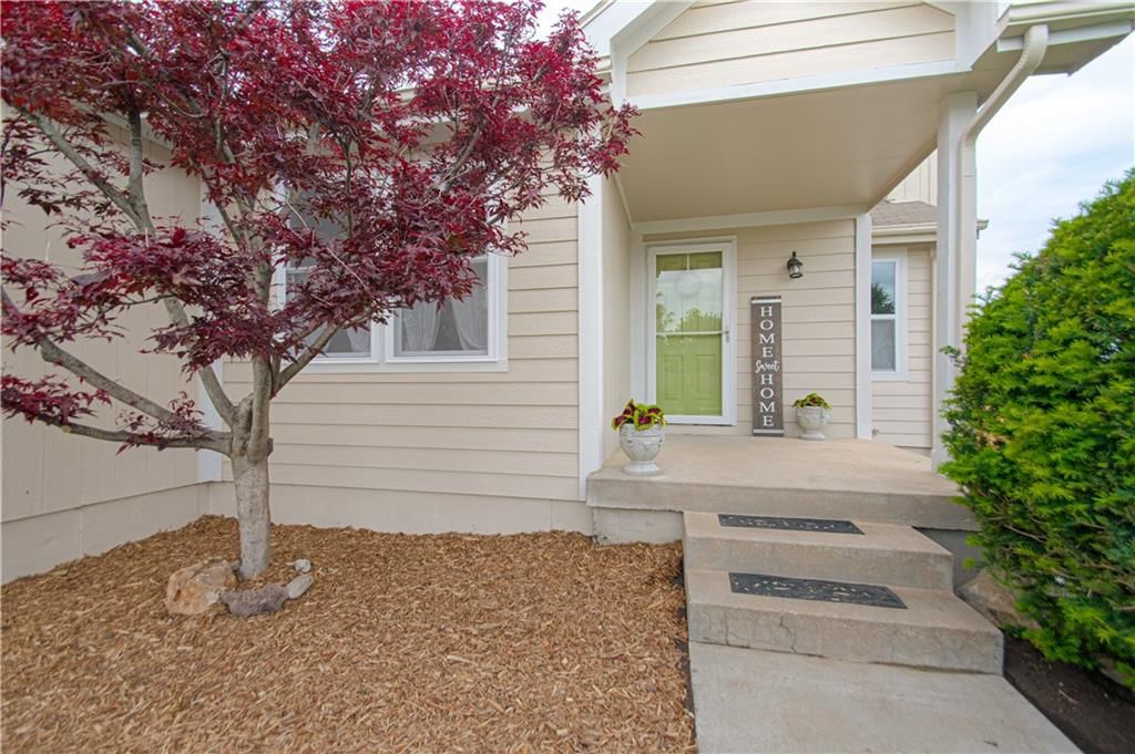 230 W Skylark Street — photo 2