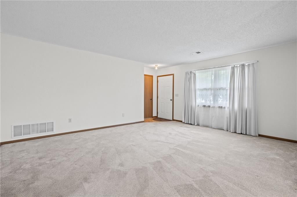 8820 Farley Street — photo 6