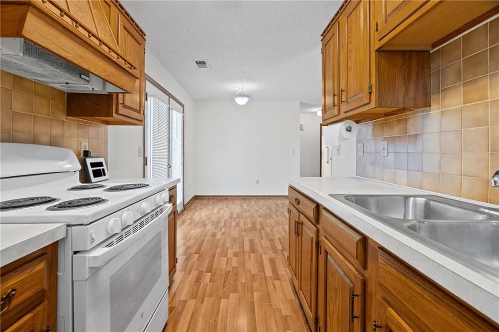 8820 Farley Street — photo 9