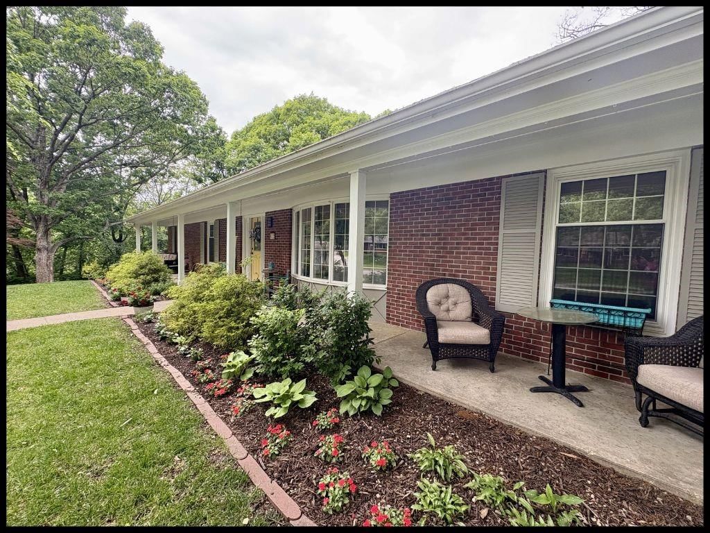 812 Laurel Drive — photo 2