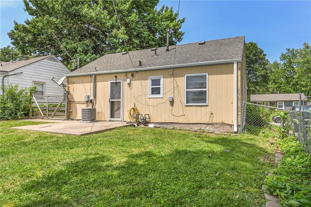 4921 CREST Drive — photo 32