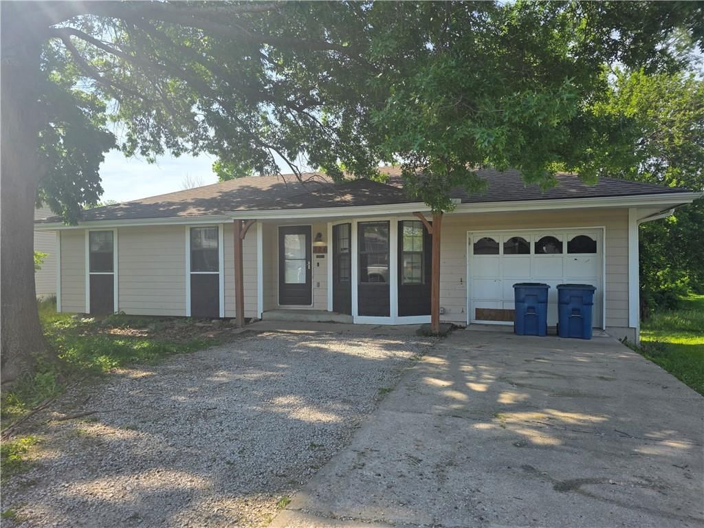 326 E Dryden Street — photo 2