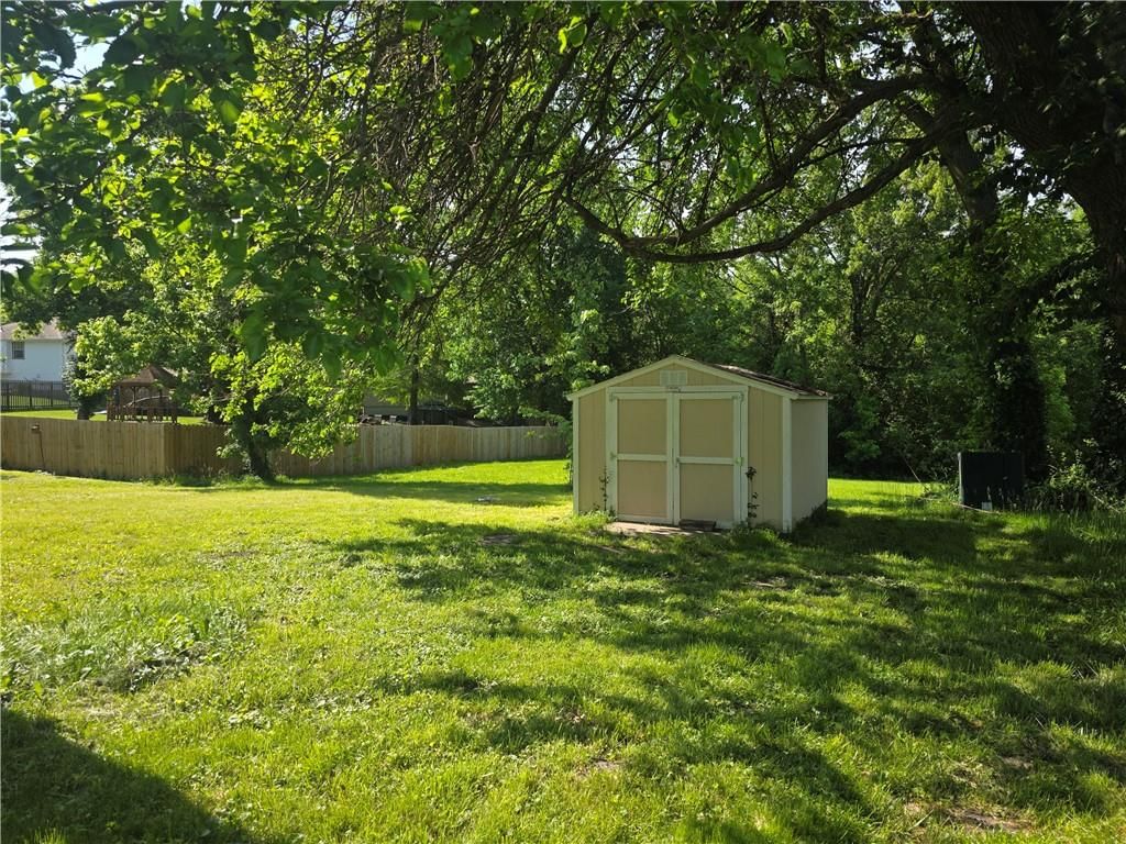 326 E Dryden Street — photo 17