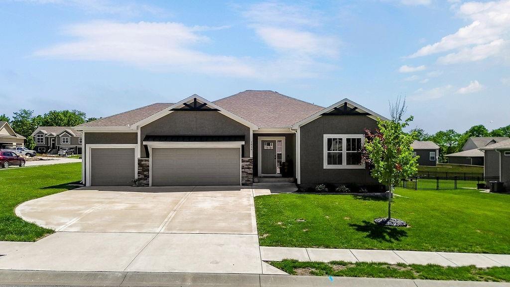 1814 Winchester Drive — photo 2