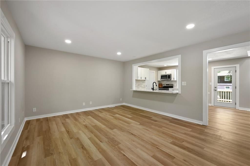 406 E 11th Street — photo 8