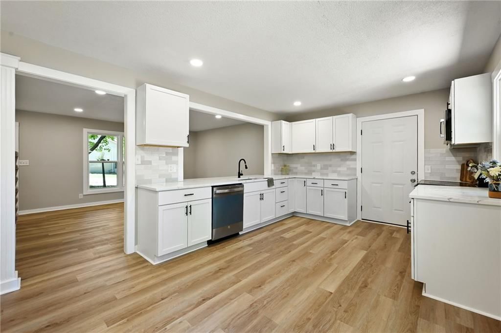 406 E 11th Street — photo 11