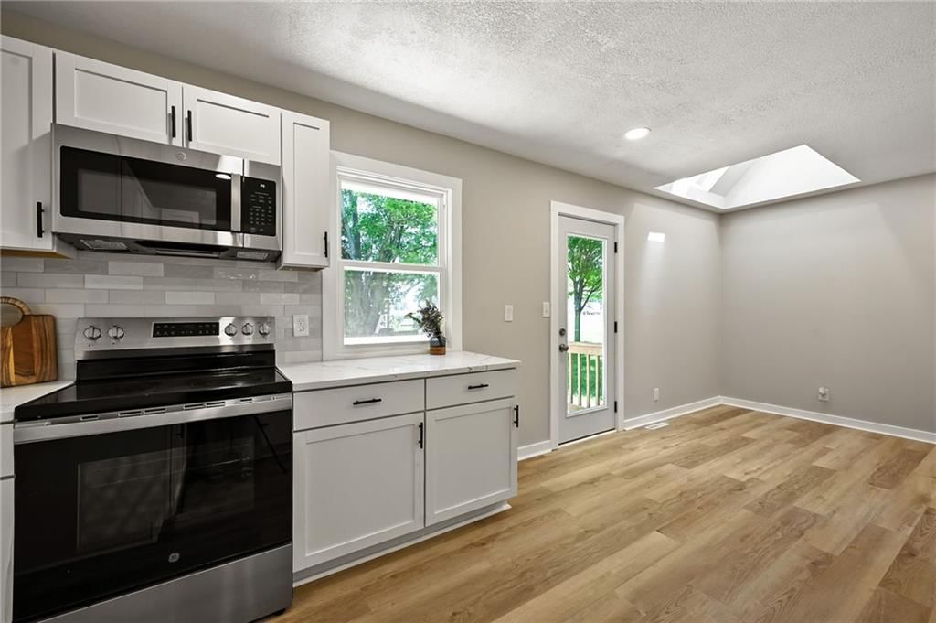 406 E 11th Street — photo 12