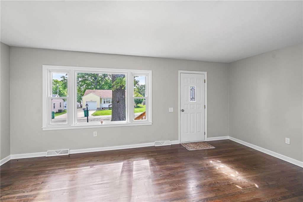 1054 S 45th Terrace — photo 2