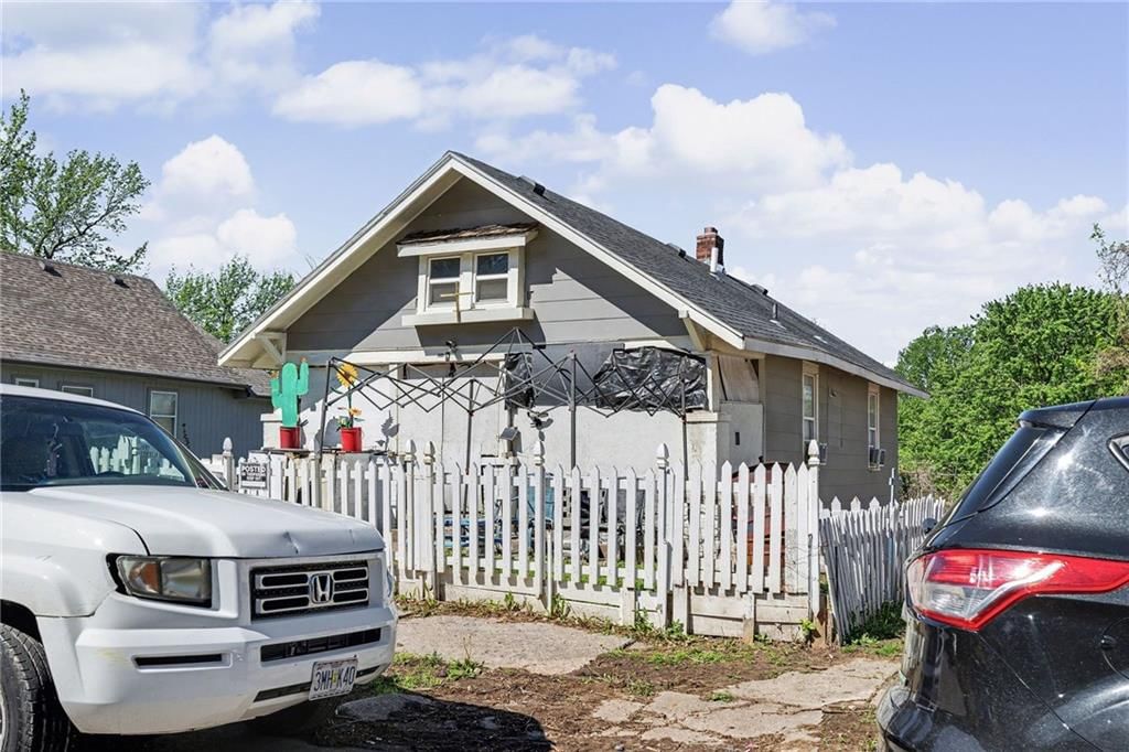 324 Bellaire Avenue — photo 1
