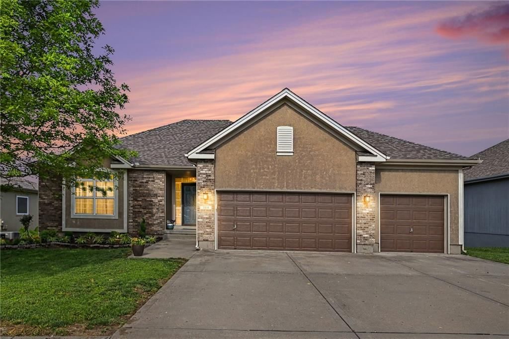 704 Crestridge Drive, Kearney, MO