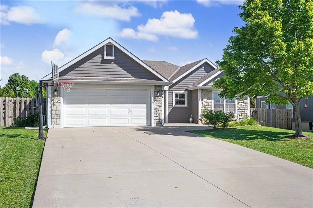 928 Bluestem Drive — photo 1
