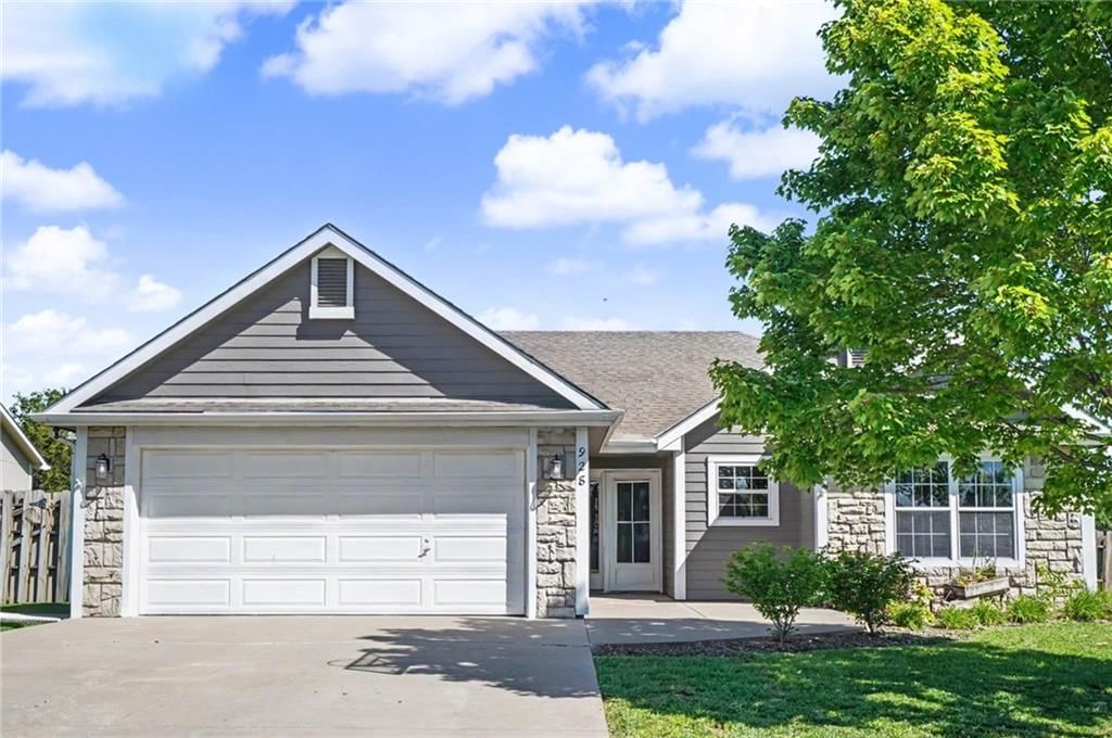 928 Bluestem Drive — photo 2