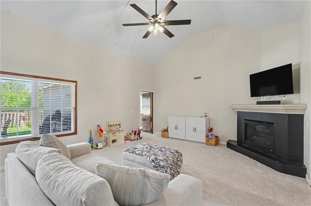 928 Bluestem Drive — photo 6