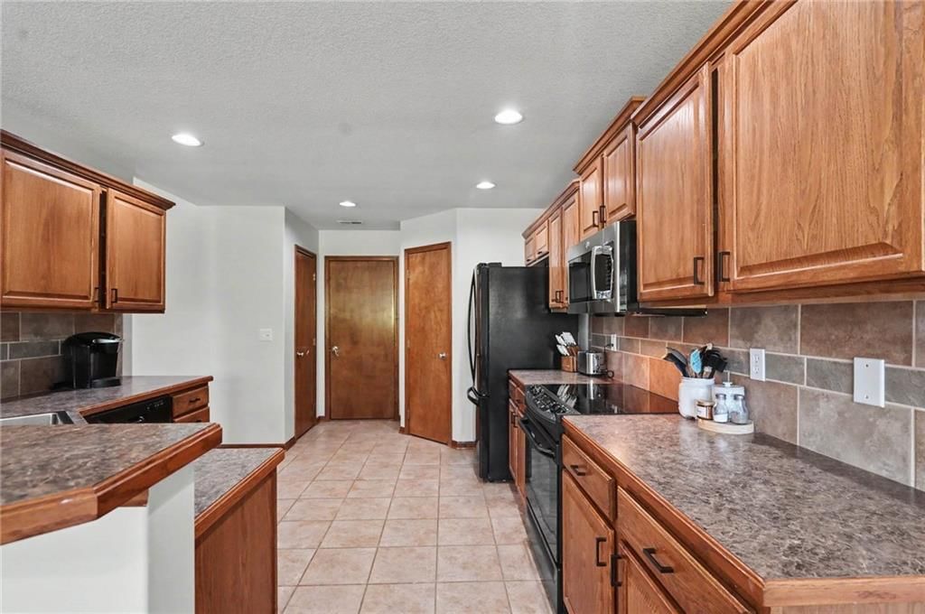 928 Bluestem Drive — photo 10
