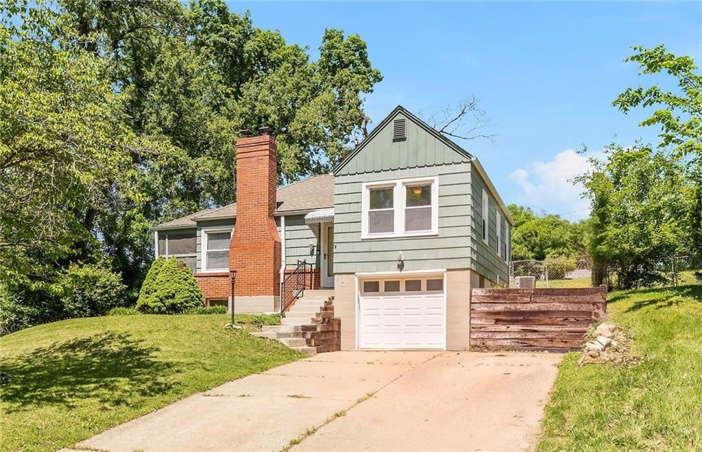 614 NE Woodlawn Street — photo 2