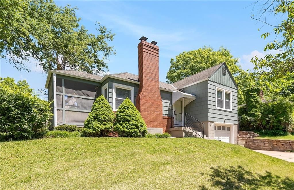 614 NE Woodlawn Street — photo 3