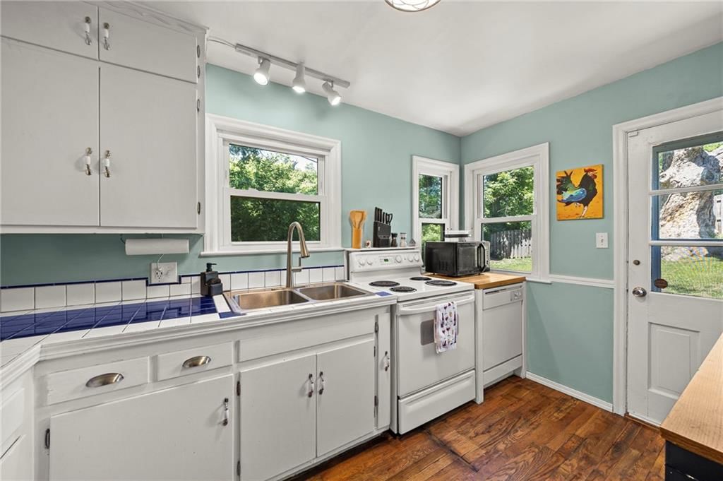 614 NE Woodlawn Street — photo 17