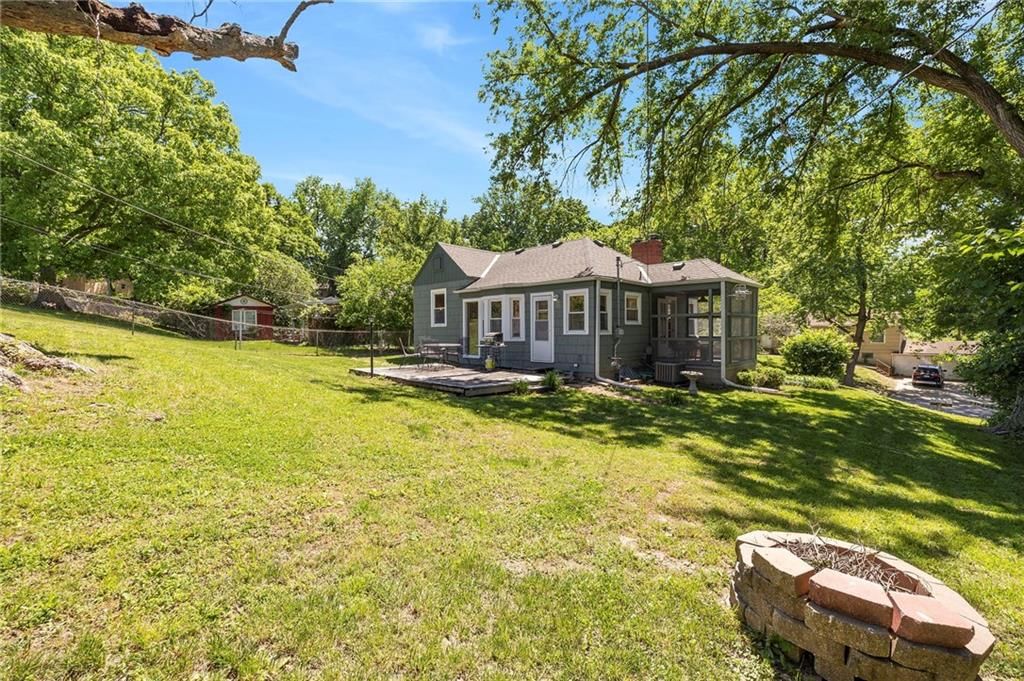 614 NE Woodlawn Street — photo 33