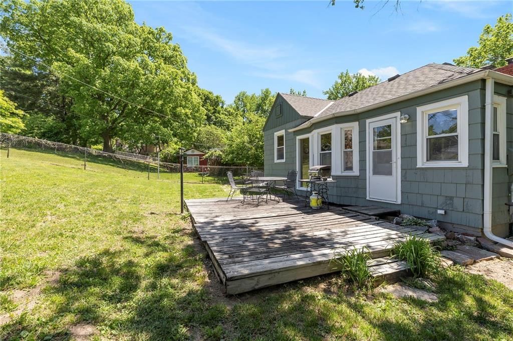 614 NE Woodlawn Street — photo 34