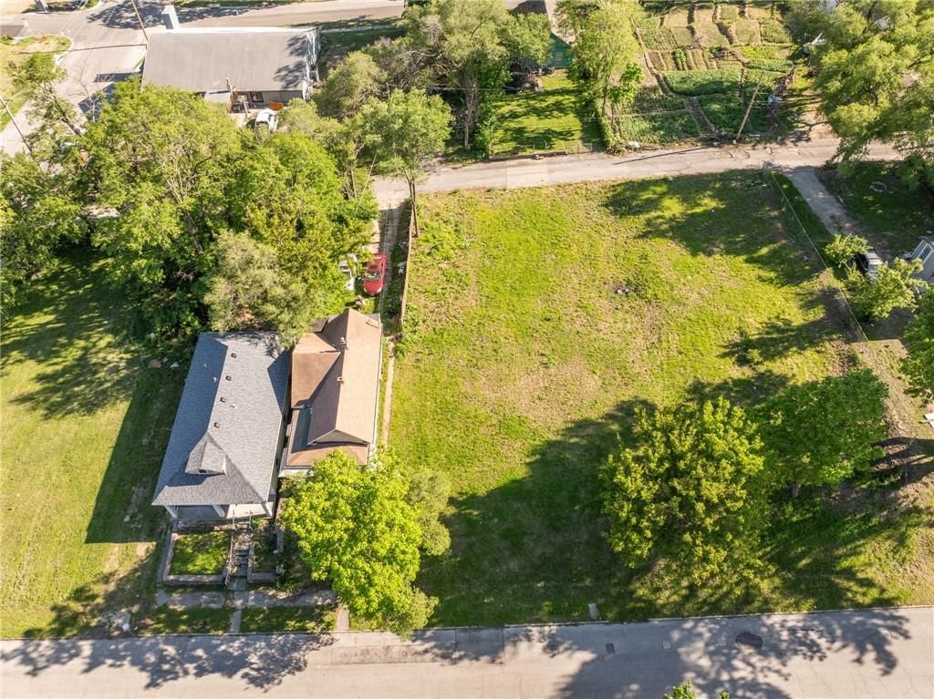1211 Armstrong Avenue — photo 2