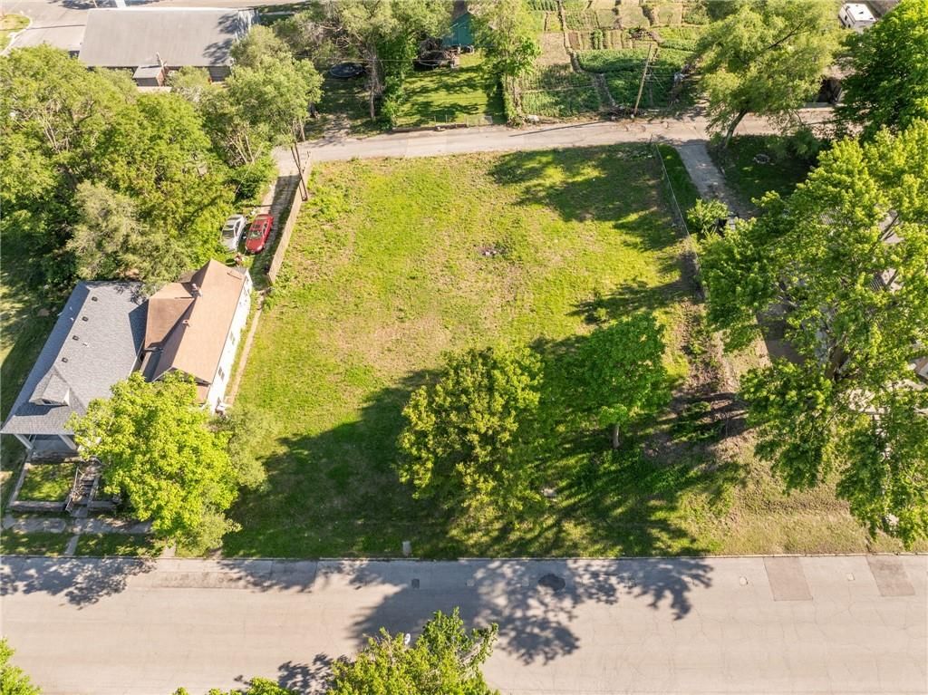 1215 Armstrong Avenue — photo 2