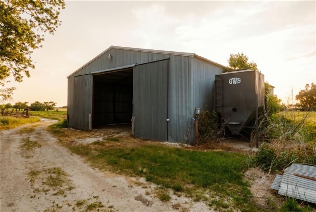 Photo 9 of 37 - 29040 Bethel Church Road, Paola, KS 66071
