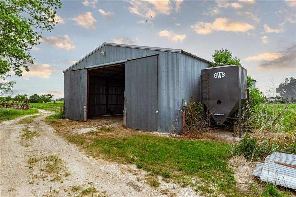 Photo 10 of 37 - 29040 Bethel Church Road, Paola, KS 66071