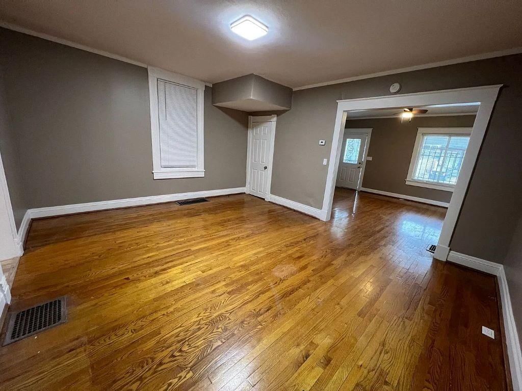 3217 Thompson Avenue — photo 8
