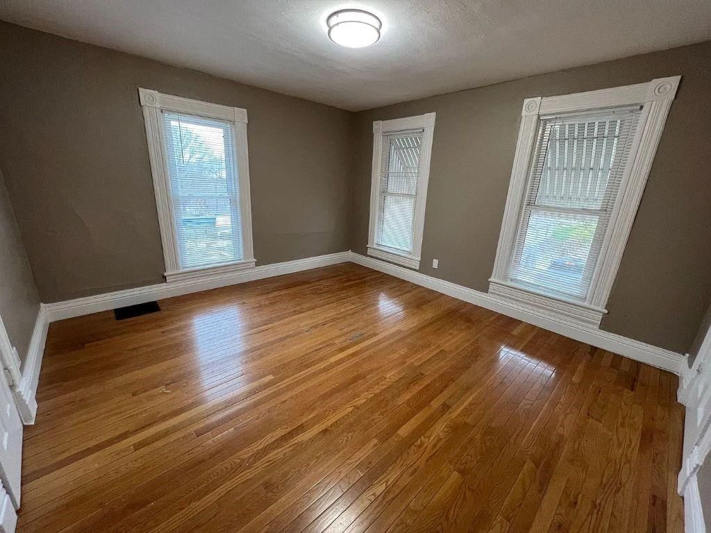 3217 Thompson Avenue — photo 12